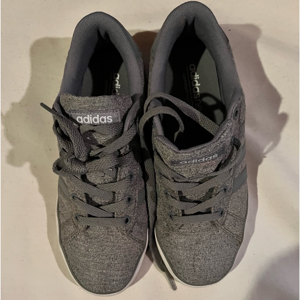 Adidas youth tennis shoes gray size 3